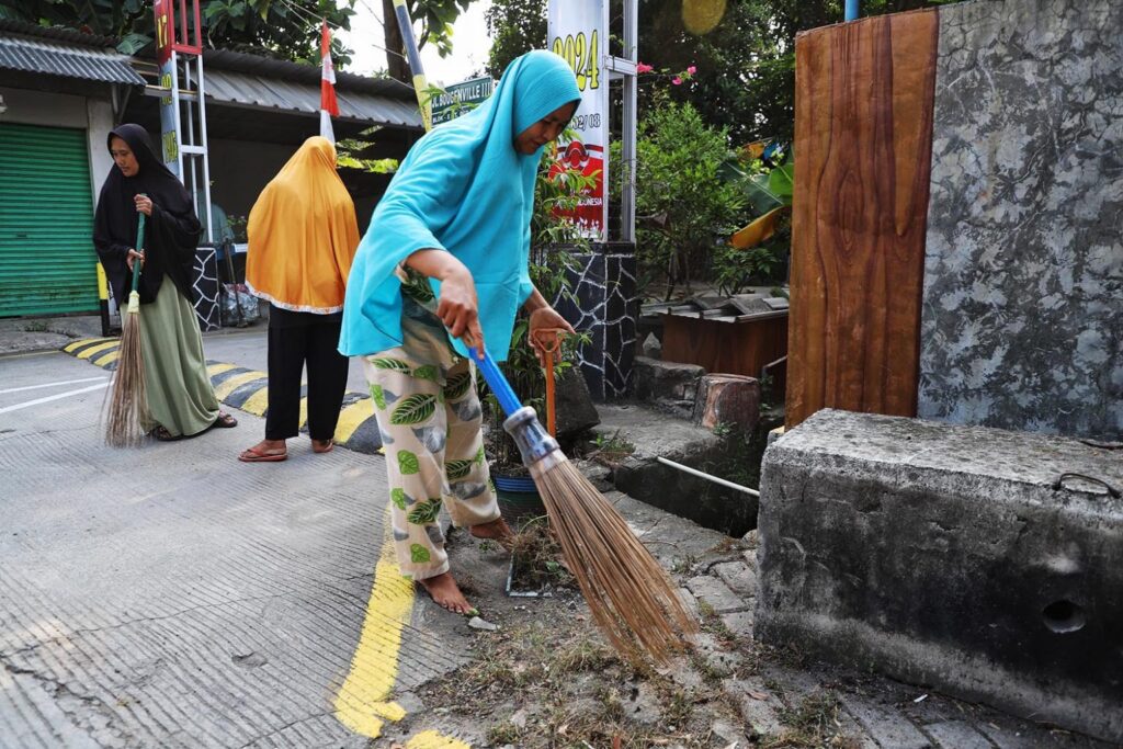warga bekasi membersihkan komplek rumah