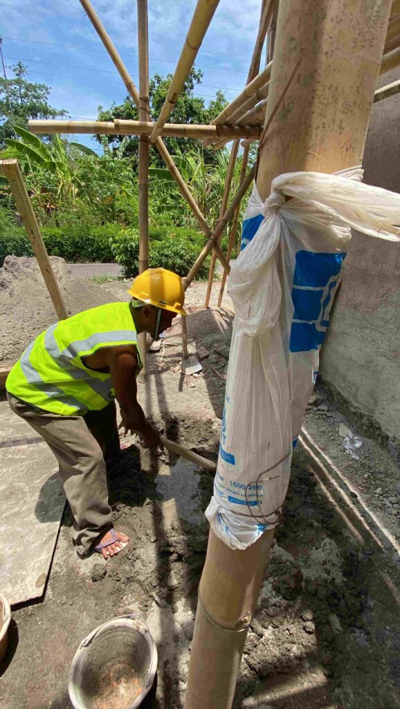 tukang bangunan sedang membangun rumah klien