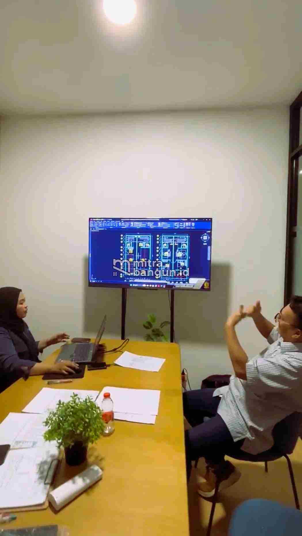 Klien diskusi dengan tim kontraktor medan
