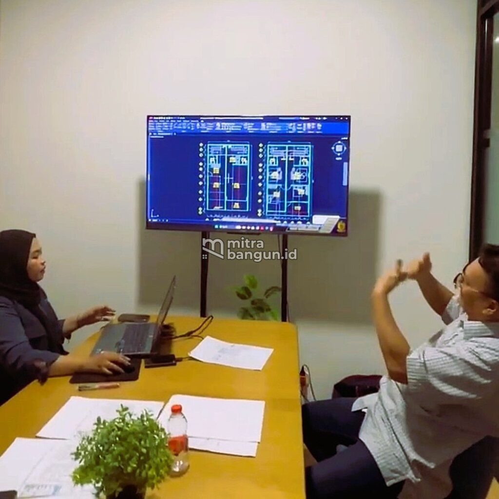 Contoh pemilik rumah sedang diskusi gudang bersama tim kontraktor