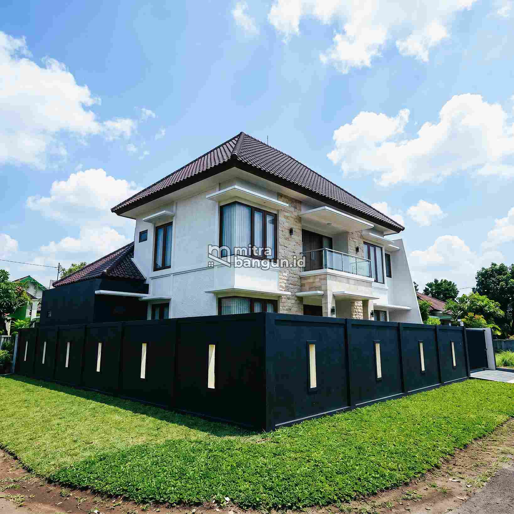 pagar tembok hitam megah di rumah